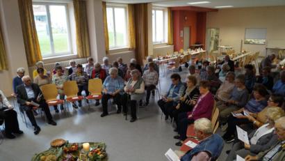 Bild: du
Die Pfarrei-Senioren Schirmitz gestalteten ihre Erntedankfeier im Pfarrsaal mit einer Meditation.