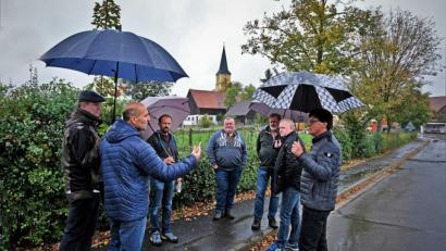 Bild: twi
Die Mitglieder des Ausschusses und Bürgermeister Konrad Kiener (links) diskutieren, ob die Bäume und Sträucher dem geplanten Gehweg zwischen Friedhof und St.-Vitus-Straße weichen sollen.
