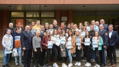 Bild: Gabi Schönberger
Stolz präsentieren sich die Schoolguards mit ihren Urkunden.