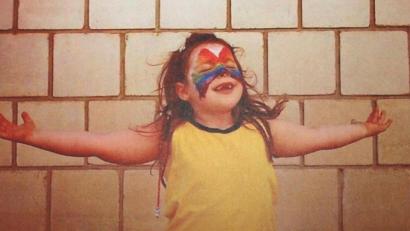 Bild: sön
Folgender Text steht bei diesem Bild vom „Regenbogen-Schmetterling“: „Meine kleine Schwester kam unerwartet in unser Leben, jedoch ist sie ein kleiner Sonnenschein und man kann sehr viel von ihr lernen. Deswegen ist die für mich eine Heldin“.