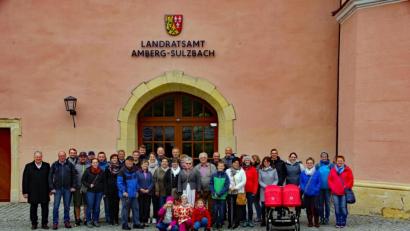 Bild: müb
Landrat Richard Reisinger (links) mit den Ausflüglern des Heimat- und Trachtenvereins Stamm aus Sulzbach-Rosenberg