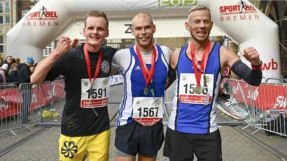 Bild: jr
Deutscher Vizemeister der Polizei über die Marathondistanz wurde der Pechbrunner Andreas Hecht (rechts). Deutscher Meister Fabian Fiedler (Mitte) aus Rheinland-Pfalz, links der Drittplatzierte Louis Hellmuth aus Berlin. Unser Bild zeigt sie nach dem Zieleinlauf.