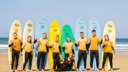 Bild: Madeleine Gräf
Nach dem täglichen Surfunterricht am Strand von Vieux-Boucau, von links: Jakob Hösl, Alice Fischer, Nathalie Mundigl, Theresa Karl, Annika Karl, Dominik Schreiner, David Hösl, Rebecca Camol und die französische Surflehrerin Leonie (sitzend).