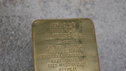 Bild: gib
Dieser goldfarbene Stolperstein in Erinnerung an Heinrich Lutterbach liegt nun vor dem Eingang des Museums der Bayerischen Geschichte.