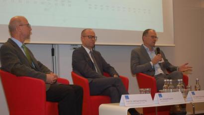 Bild: gib
Beim VBM-Tarifkongress sprachen (von links) Wirtschaftsforscher Professor Michael Grömling sowie die Arbeitgebervertreter Christof Prechtl und Stefan Klumpp.