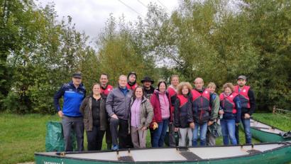 Bild: chl
Eine Gruppe von Geocachern macht sich unter dem Motto "Rama dama" auf und säubert die Vils bei Altmannshof, oder wie die Schatzsucher es nennen: "Cache in Trash out".