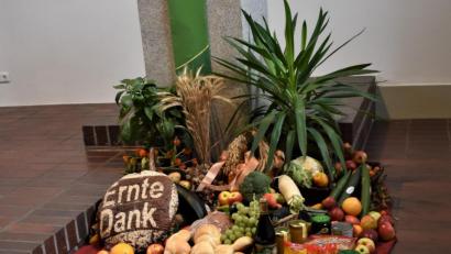 Bild: rgr
Die Evangelische Gemeinde feiert in der Michaelskirche in Grafenwöhr Erntedank. Auf Zetteln dürfen die Gottesdienstbesucher niederschreiben, wofür sie dankbar sind.