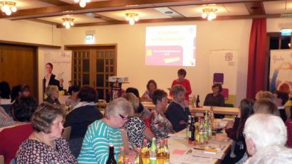 Bild: lep
An der Bezirksbildungskonferenz das Katholischen Frauenbundes im Bezirk Kemnath-Stadt im Pfarrzentrum St. Josef in Kirchenthumbach nehmen 16 Zweigvereine teil. Bildungsreferentin Birgitt Pfaller, stellvertretende Diözesanvorsitzende Luise Fischer, stellvertretende Bezirksvorsitzende Rita König sowie Martina Wilterius (hinten, von links) geben dabei Impulse und Anregungen für das nächste Verbandsjahr.