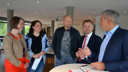 Bild: Susanne Forster
Schulrätin Martina Puff (von links) tauscht sich am Ende der nichtöffentlichen Debatte mit Mutter Gerlinde Jähring, erstem Vorsitzenden des Elternbeirats der Grundschule Wiesau, Bernhard Rosner, MdL Tobias Reiß und erstem Bürgermeister der Stadt Mitterteich, Roland Grillmeier, aus.