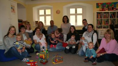 Bild: fpoz
Gut besucht war das Auftakttreffen des Waldershofer Elterncafés. Das Bild zeigt einen Teil der Mütter mit ihrem Nachwuchs. Mit im Bild in der hinteren Reihe Sabine Kops, Winfried Neubauer, Bürgermeisterin Friederike Sonnemann und Hilde Schug.