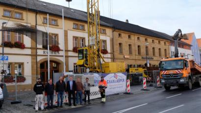 Bild: Stefanie Gradl
Bauamtsleiter Stefan Ertl (Dritter von links) und Bürgermeister Hans-Martin Schertl (Mitte) besprechen mit Mitarbeitern der beteiligten Firmen den Ablauf der Baumaßnahme am Vilsecker Rathaus.