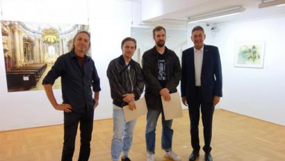 Bild: Susanne Wolke
Bei der Eröffnung der 93. Jahresschau präsentierten sich (von links) Tony Kobler, vertretender Sprecher des Kunst- und Ausstellungsausschusses, die Preisträger Jonas Höschl und Johannes Steubl sowie Vorsitzender Georg J. Haber.