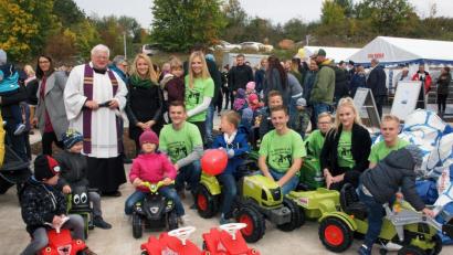 Bild: nbu
An Pfarrer Gottfried Schubach und Kindergartenleiterin Katharina Simon übergaben Christina und Nikolas Hollweck (von links) gemeinsam mit dem Kongo-Bar-Team (in hellgrünen T-Shirts) die Kinderfahrzeuge, die die Kleinen gleich enterten.