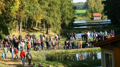 Archivbild: wro
Beim Abfischen am Teich, zwischen „Grisl“ und „Walz“ gelegen, können die Buben und Mädchen ihr Fischerglück probieren.