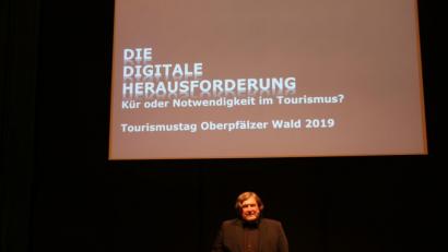 Bild: jrh
Markus Reimer, Innovationsexperte aus Furth im Wald, macht deutlich: Wir stecken mitten in der Digitalisierung – und sie ist umfassend.