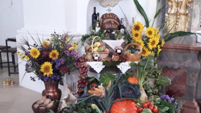 Bild: hai
Der Erntedankaltar in Mockersdorf ist üppig dekoriert.
