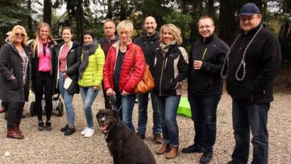 Bild: R. Kreuzer
Verena Lingl (Dritte von links) zeigt den Besuchern und ihren Hunden ihre Hundestagesstätte.