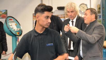 Bild: Susanne Forster
Landrat Wolfgang Lippert (Mitte) schaut Auszubildendem Mohammed Radwan über die Schulter. Paulus Mehler (rechts) erklärt dem Landkreischef die Abläufe in der Produktion.