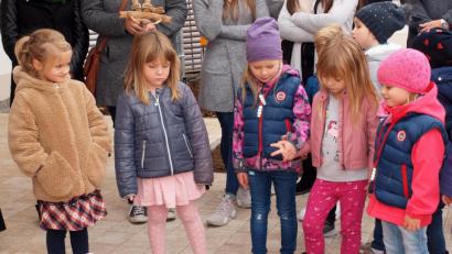 Bild: sön
Die Kinder freuten sich über die Fahrzeuge, die Planer Thomas Hollweck für sie mitgebracht hatte.
