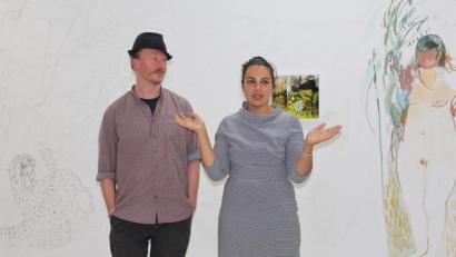 Bild: dwi
Kai Klahre und Fatma Güdü sprechen über die Basilika, ihre Übernachtung in der Fronfeste und den Grund für die bemalten Wände.