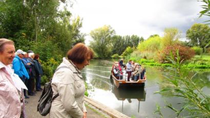 Bild: jzk
Gespannt warteten die Senioren am Ufer auf die nächste Fahrt mit einer Plätte auf der Vils.