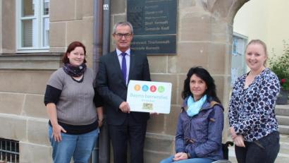 Bild: stg
Bürgermeister Werner Nickl und Stadtmarketing-Beauftragte Susanne Schiller (rechts) freuten sich über das Signet, das Christina Ponader (links) und Doris Scharnagl-Lindinger vom Netzwerk Inklusion mitgebracht hatten.