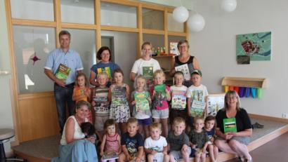 Bild: exb
Heidi Braun mit Jagdhund Bine (links vorne) und Andreas Prem von der Jagdgenossenschaft Trausnitz (dahinter) überreichten Sabine Mader (rechts) mit ihrem Team und den Kindern der Mittagsbetreuung die gewünschten Bücher.