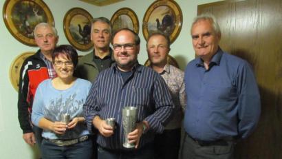 Bild: soj
Siegerehrung im Schützenhaus Grünlas: (von links) Vorsitzender Reinhold Schraml, Lisa Bauer, (Schützenverein Grünlas), Hubert Putzer (Ebnath), Andreas Michl (Pullenreuth), Schießleiter Bernd Bauer und Bürgermeister Manfred Kratzer.