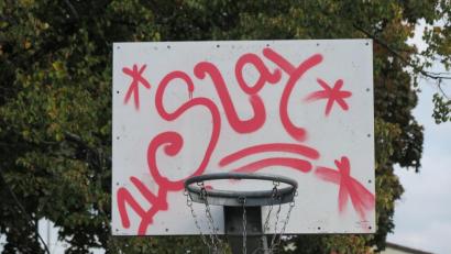 Bild: jzk
Eines der Graffitis prangte auch am Basketballkorb auf dem Pausenhof des Schulzentrums.