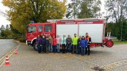 Bild: bk
14 Frauen am Feuerlöscher.