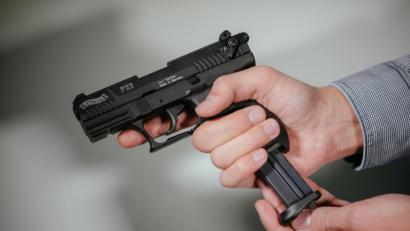 Bild: Oliver Killig/dpa
Ein Mann lädt eine Schreckschuss-Pistole "Walther P22" mit einem Magazin.