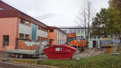 Bild: bkr
Auf dem kleinen Parkplatz vor dem Eingang zum Haus des Gastes stehen jetzt Abfallcontainer und Baumaterial. Die Sanierungsarbeiten begannen am Montag