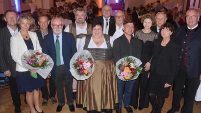 Bild: Kunz
Die Preisträger des Bezirks Oberpfalz in den Kategorien Film, Denkmal, Volksmusik und Museen mit den Laudatoren.