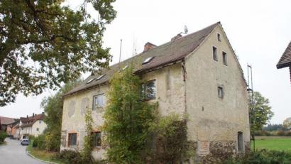 Bild: mmj
Bei der Bürgerversammlung zur Dorferneuerung in Schwand wurde auch ein Abriss des altes Schulhauses auf dem ""Wunschzettel" erfasst. Als Vorschläge zur Neunutzung wurden ein Multifunktionsgebäude mit Parkplätzen oder die Gestaltung einer neuen Ortsmitte angeregt.