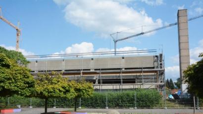 Bild: Gabi Schönberger
Alle Hände voll zu tun haben die Arbeiter mit der Sanierung der Realschul-Sporthalle. Der von den Vereinen gewünschte Anbau ist dabei noch gar nicht eingeplant.