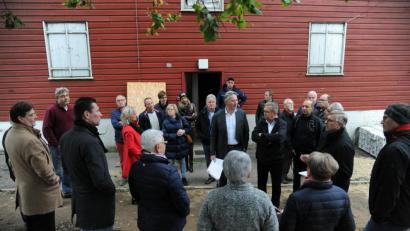 Bild: gf
Die alte baufällige und unbewohnbare Baracke (im Hintergrund) ist den Stadtplanern und der CSU-Fraktion ein Dorn im Auge, denn ohne sie könnten hier in kürzester Zeit weitere sechs attraktive Mietwohnungen gebaut werden, die Stadtbau hat entsprechende Pläne bereits in der Schublade. So waren neben der CSU-Fraktion auch einige Bewohner des Bergsteigs für einen baldigen Abriß.