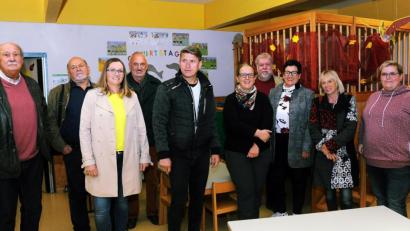 Bild: gf
Die SPD-Stadtratsfraktion besuchte mit ihrer Vorsitzenden Birgit Fruth (Dritte von rechts) die „Schatzinsel“ am Bergsteig. Dort machten die Leiterinnen Sandra Stoschenovsky (rechts) und Ute Schwab (Zweite von rechts) deutlich, dass die Einrichtung „bald zu wenig Platz“ haben werde.