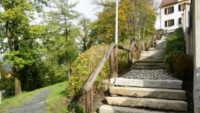Bild: bey
Der Aufgang zum Kreuzbergplateau von der Altstadt aus soll nach Möglichkeit mit finanzieller Unterstützung des Naturparks Nördlicher Oberpfalzer Wald saniert werden.