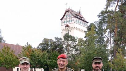 Bild: mor
Generalmajor Carsten Breuer (Mitte) besucht den Truppenübungsplatz Grafenwöhr. Oberstleutnant Florian Rommel (rechts) und Major Joey Cohe (links) stellen die dortigen deutschen und amerikanischen Dienststellen vor.