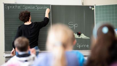 Symbolbild: dpa/Sebastian Gollnow
"sp" wie... "spannend". So ist für viele Gymnasial- und Realschullehrer das Angebot, auf Grund- und Mittelschule umzusatteln. In Weiden und dem Landkreis Neustadt nahmen es aktuell sieben junge Pädagogen an.