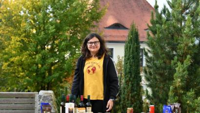 Bild: twg
Ministrantin Hannah Kraus verkaufte in Pullenreuth Eine-Welt-Waren.