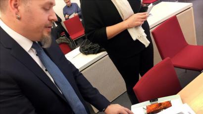 Bild: Britta Schultejans/dpa
Polizeioberkommissar Jürgen Prichta hält bei der Verhandlung am Bayerischen Verwaltungsgerichthof die Entwürfe für sein geplantes Tattoo in den Händen. Der Beamte zieht vor Gericht, weil er sich den Schriftzug «Aloha» auf den Unterarm tätowieren lassen will, was laut Bayerischem Beamtengesetz verboten ist. Die Gewerkschaft der Polizei erwartet ein Grundsatz-Urteil.
