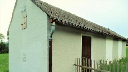 Bild: jml
Das Kohlberger „G'frierhäusl“ aus den Wirtschaftswunderzeiten der 1950-er Jahre steht noch immer. Es werden aber schon längst keine Lebensmittel mehr darin gelagert. Rechts von der Eingangstüre waren früher noch zwei vergitterte Fenster in der Längswand.