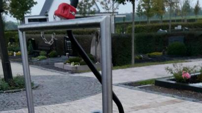 Bild: mng
Zwei neue Handwagen stehen nun im Friedhof Kemnath den Besuchern zur Verfügung. Sie sollen den An- und Abtransport von Graberde oder Pflanzen erleichtern. Mit einer Zwei-Euro-Münze als Pfand können sie ausgeliehen werden. Das soll sicherstellen, , dass sie auch wieder zurückgebracht werden.