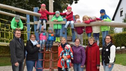 Bild: Wolfsteiner
Testeten zusammen mit Kindern aus der Nachbarschaft den neuen Spielplatz an der August-Bebel-Straße: (von rechts) CSU-Kandidatin Melli Färber, Stadträtin Evi Rauch, Michaela Luber, die Kandidatinnen Eva Fröhlich und Nicole Selendt und CSU-Ortsvorsitzender Patrick Fröhlich.