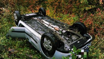 Bild: gf
Auf dem Dach gelandet ist der Wagen einer 59-Jährigen, die bei Waldhaus (Landkreis Amberg-Sulzbach) von der Straße abgekommen ist.