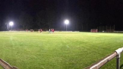 Bild: exb
Das neue Flutlicht am TSV-Sportplatz.