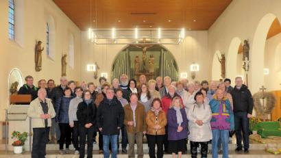 Bild: jzk
Der neue Kemnather Pfarrer Thomas Kraus (hinten rechts) erklärte den Ausflüglern die Pfarrkirche St. Peter, in der er bis vor kurzem Kaplan war.