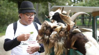 Bild: Hirsch
"Funkerl" Helmut Haider achtete bei der Auswahl seiner Patenziege darauf, dass sie im Aussehen zu ihm passt.