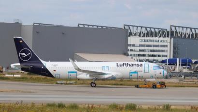 Bild: Tobias Gudat
Ein Schlepper zieht den noch unvollständigen A320-200 in der neuen Lufthansa-Lackierung über das Airbus-Werksgelände in Hamburg-Finkenwerder: Die Triebwerke fehlen noch, Türen und Cockpitfenster sind mit Folien abgeklebt: Aber vorne am Rumpf prangt schon der Name "Weiden in der Oberpfalz".